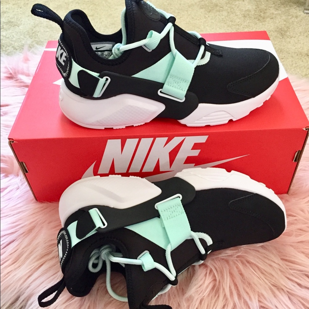 New Nike Women’s Air Huarache City Low - Picture 2 of 5